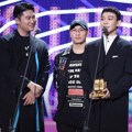 Dynamic Duo dan Chen EXO meraih piala Best Collaboration di MAMA 2017 Hong Kong.