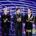EXO meraih piala Album of the Year di MAMA 2017 Hong Kong.