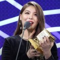 Ailee meraih piala Best OST di MAMA 2017 Hong Kong.