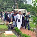 Jenazah Laila Sari Diantar Ambulans dan Dikawal Ojek Online