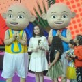 Asyiela Putri, pengisi suara "Upin & Ipin" menerima piala penghargaan saat menang kategori Kartun Kesayangan.