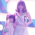 Gisella Anastasia dan Gempita ceria sembari membawa piala di Mom & Kids Awards 2017.
