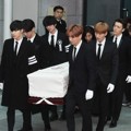 Onew, Key, Taemin SHINee dibantu Leeteuk, Eunhyuk, Donghae Super Junior membawa peti jenazah Jonghyun.