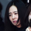 Yuri menangis dan wajahnya terlihat bengkak saat prosesi pemakaman Jonghyun.