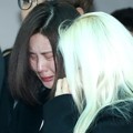 Seohyun menangis sesenggukan saat prosesi pemakaman Jonghyun.