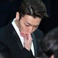 Donghae Super Junior menangis dalam diam saat prosesi pemakaman Jonghyun.