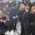 Keluarga dan para sahabat Jonghyun memberikan penghormatan terakhir sebelum peti jenazah diberangkatkan ke pemakaman.