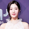 Jung Chae Yeon tak kalah cantik dari Suzy di Red Carpet SBS Drama Awards 2017