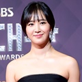 Yuri mengenakan pita berkabung atas kematian Jonghyun SHINee di Red Carpet SBS Drama Awards 2017