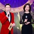 MC Shin Dong Yup dan Lee Bo Young membuka SBS Drama Awards 2017