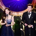 Suzy dan Lee Jong Suk memenangkan Best Couple berkat "While You Were Sleeping" di SBS Drama Awards 2017