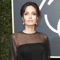 Di ajang Golden Globe 2018, para seleb Hollywood kompak berpakaian hitam-hitam, termasuk Angelina Jolie.