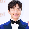 Yeo Jin Goo tersenyum cerah berbalut jas biru di red carpet Golden Disc Awards 2018.