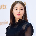 Lee Se Young terlihat anggun memakai gaun hitam di red carpet Golden Disc Awards 2018.