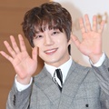 Berbalut setelan jas abu-abu, Hwang Chi Yeul tersenyum ceria menyapa media di red carpet Golden Disc Awards 2018.