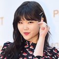 Lee Soo Hyun Akdong Musician datang sendiri di red carpet Golden Disc Awards 2018 tanpa sang kakak yang sedang menjalani wajib militer.