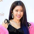 Suran terlihat cantik dan seksi di red carpet Golden Disc Awards 2018.