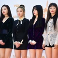 Kandidat peraih Digital Bonsang, para personel Red Velvet adu cantik dengan dress dan rok mini di red carpet Golden Disc Awards 2018.