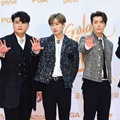 Super Junior tampil ganteng di red carpet Golden Disc Awards 2018 dengan setelan jas, namun tampa Kim Heechul yang datang terlambat karena masih syuting 'Aks Us Anything'.