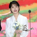 IU sempat membicarakan mendiang Jonghyun SHINee saat memberikan pidato penghargaan untuk Digital Daesang di Golden Disc Awards 2018.