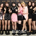 Para personel Twice berfoto bersama sambil memamerkan trofi mereka usai gelaran Golden Disc Awards 2018.