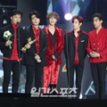 GOT7 berbalut kostum panggung mereka saat menerima penghargaan Disc Bonsang di Golden Disc Awards 2018.