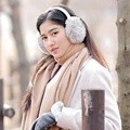 Masih di lokasi syuting 'While You Were Sleeping', kali ini Ochi pose di Sangdong Lake Park, Bucheon.