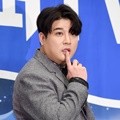 Shindong pose sok kaget di jumpa pers variety show 'Super TV'