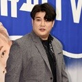 Pose keren Shindong di jumpa pers variety show 'Super TV'