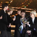 BTS Beri Selamat Bang Si Hyuk Raih Piala Producer Award