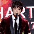 Hwang Chi Yeul Raih Piala Ballad Discovery of the Year Award