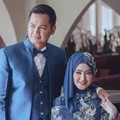 Meski terpaut usia cukup jauh, Tommy dan Lisya tetap terlihat serasi.