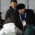 Presiden Moon Jae In tampak bersalaman dengan Wakil Korea Utara Kim Yong Chol di penutupan Olimpiade Musim Dingin Pyeongchang 2018.