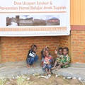 Ini adalah potret anak-anak Sapalek yang terlihat bahagia berada di depan sekolah mereka, Honai Belajar Anak.