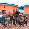 Tak lupa, Chelsea Islan mengabadikan momen kebersamaannya dengan anak-anak Sapalek di depan Honai Belajar Anak.