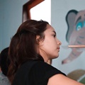 Setelah peresmian, Chelsea Islan juga ikut menggambar hiasan di sekolah Honai Belajar Anak.