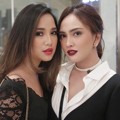 Sama-sama berbalut busana hitam, Chacha Frederica dan Shandy Aulia adu cantik di event Dior.