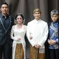 Foto bersama bintang reality show 'Karma', Dewi Persik dan Angga Wijaya tampil serasi dalam balutan busana pengantin.