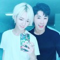 Yesung yang suka dengan selfie pun memamerkan fotonya bersama Yunho TVXQ