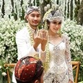 Wajah bahagia Syahnaz dan Jeje saat memamerkan cincin nikah. Kabarnya, cincin ini dibanderol hingga Rp 17,5 juta.
