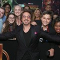 Robert Downey Jr. menyempatkan diri berfoto bersama fans di global premiere film 'Avengers: Infinity War'.