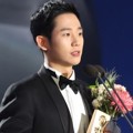 Jung Hae In meraih penghargaan Star Century Popularity Award.