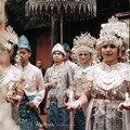 Berbeda dari akad nikah yang memakai adat Sunda, resepsi Radit dan Annisa bernuansa adat Palembang.