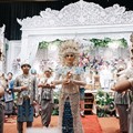 Annisa Aziza melakukan Tari Pagar Pengantin adat Palembang bersama para penari lainnya.