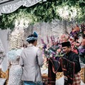 Radit dan Annisa saat menerima pemberian ulos.