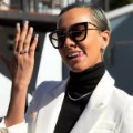Kimmy Jayanti tampak bangga sekali memamerkan cincin pernikahannya kepada para netter