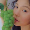 Pose Min Hyo Rin dengan Anggur di Majalah ELLE Edisi Juni 2018