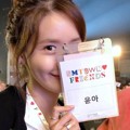 Yoona memamerkan tanda pengenalnya di SMTOWN Workshop Pyeongchang 2018.