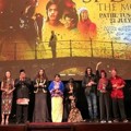 Tak lupa, para pemain 'Si Doel The Movie' juga berterima kasih kepada 1500 fans yang sudah hadir dan bakal melanjutkan gala premiere ke Indonesia