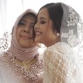 Tasya Kamila tampak bahagia bersama sang ibu menjelang acara akad nikah.